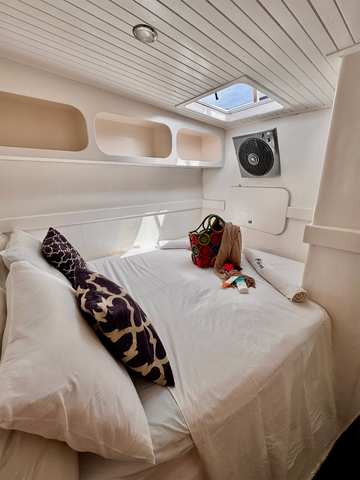 Maki-Cat-Liveaboard-cabin-1