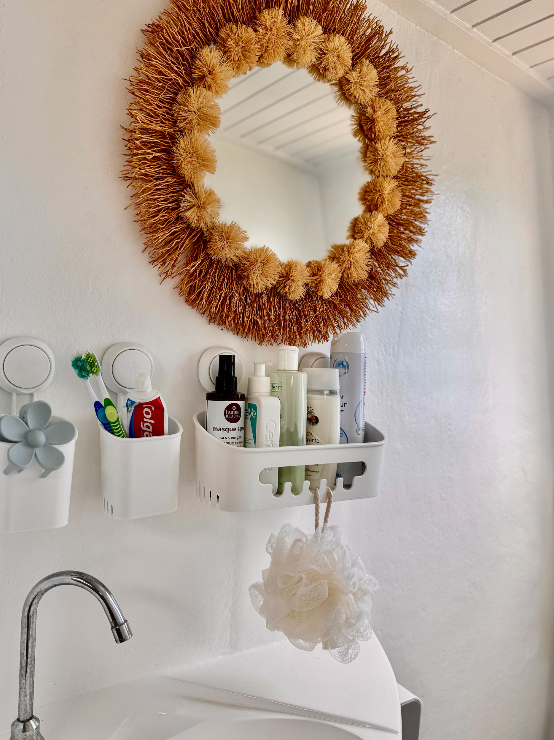 Maki-Cat-Liveaboard-cabinbathroom
