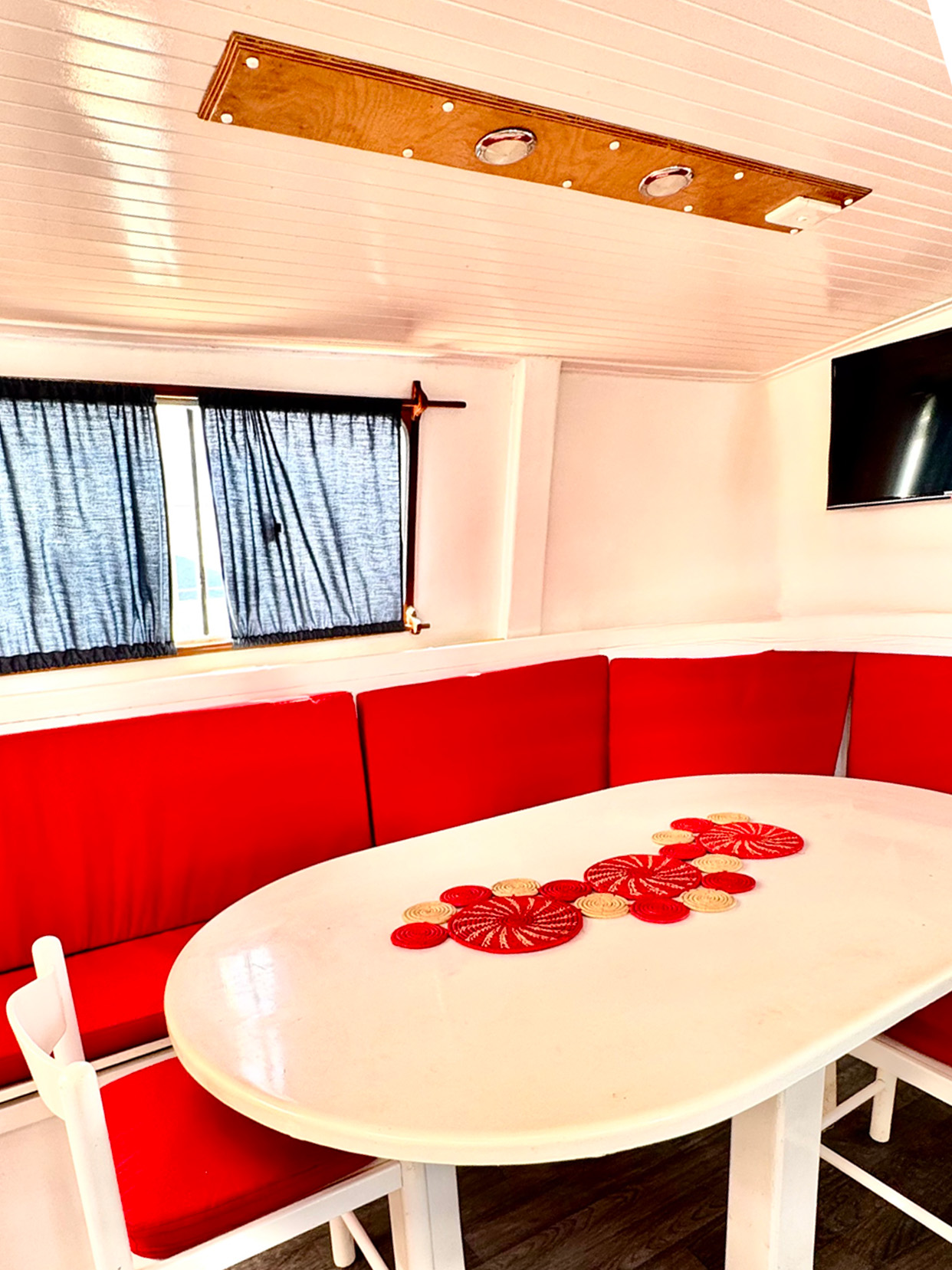 Maki-Cat-Liveaboard-saloon