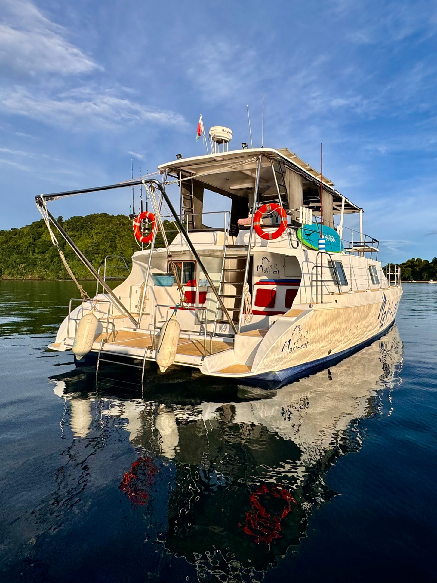Maki-Cat-Liveaboard-stern2